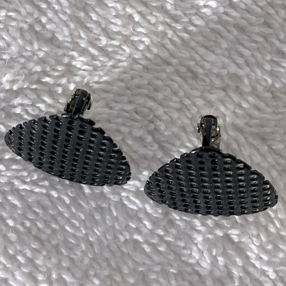 Vintage Black Coated  Metal Mesh Triangle Clip On Earrings - Picture 7 of 8